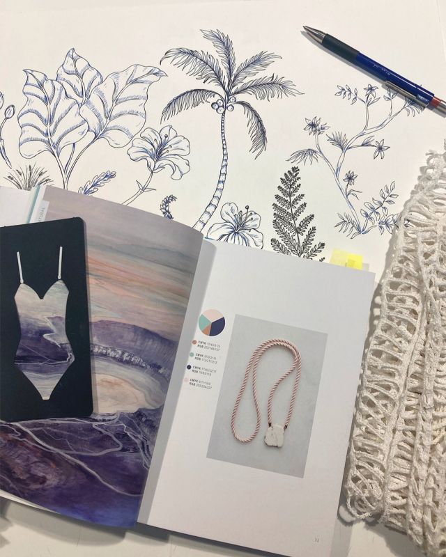 El proceso creativo para diseñar los nuevos estampados es sin dudas nuestro momento favorito!! 🤸‍♀️💫
Creemos que la atención en los detalles nos brinda la calidad de diseño que siempre buscamos alcanzar 😉

-

The creative process to design the new prints is without a doubt our favorite moment!! 🤸‍♀️💫
Attention to details gives us the quality of design that we always seek to achieve 😉

#splashbylo #modasostenible #handcrafted #fashion #recycle #ecofriendly #inspire #clothes #sustainable #change #new #creative #handcrafted #textiledesign #create #material #textile #trendy #quality #team